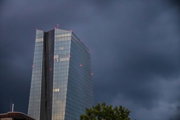die Euro Zentralbank vor dramatischen Himmel.