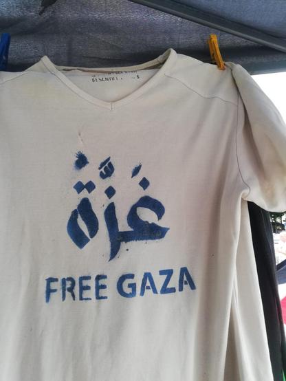 Tshirt blanc avec en bleu foncé en arabe et anglais Libérez Gaza