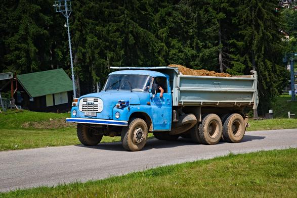 Modrá Tatra 148 s nákladem hlíny těžce supí do kopce