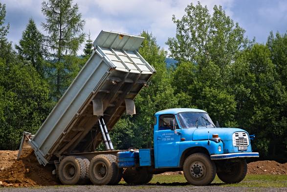 Modrá Tatra 148 vysypává náklad hlíny