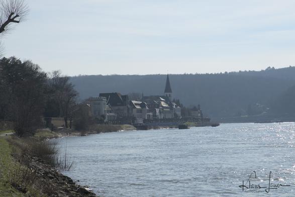 Auf dem Foto sieht man die Uferpromenade der Stadt Unkel am Rhein.