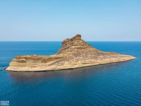 Un rocher naturel en mer en forme de bateau sur les rives nord-est de Rafraf en Tunisie