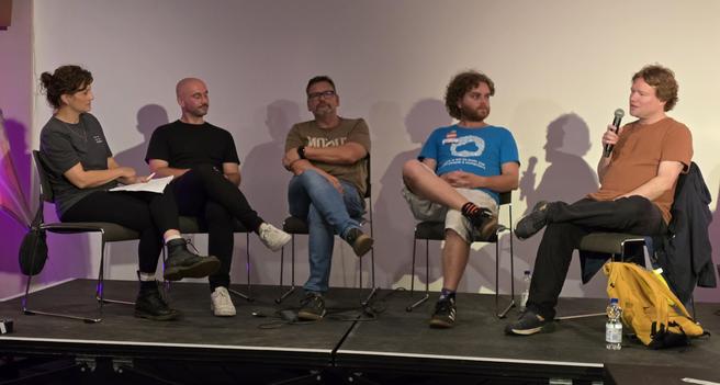 Die Teilnehmenden der Debatte auf dem Podium: Die Moderatorin, Josh vom Klagebündnis gegen die Überwachung, der Vositzende der Piratenpartei Baden-Württemberg, Steffen vom Chaostreff und Fabian vom Kreisvorstand der Linken in Tübingen.
(Leider nicht alle Namen aufgeschrieben bei der Debatte.)