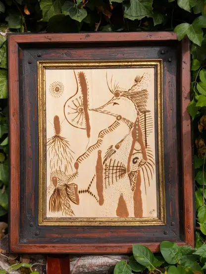 Ensemble du tableau en pyrogravure avec petits éléments en sable collé et points dorés