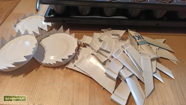 Pflanzschilder, aus Zazikibechern geschnitten