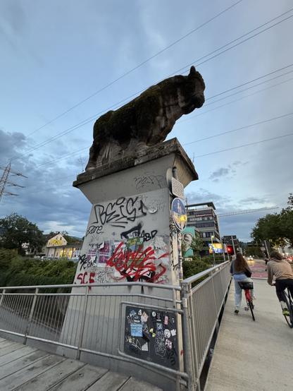 Der Teller mit dem Schriftzug Liebe auf einer Säule der Ochsenbrücke, darauf eine Statue mit einem Ochsen