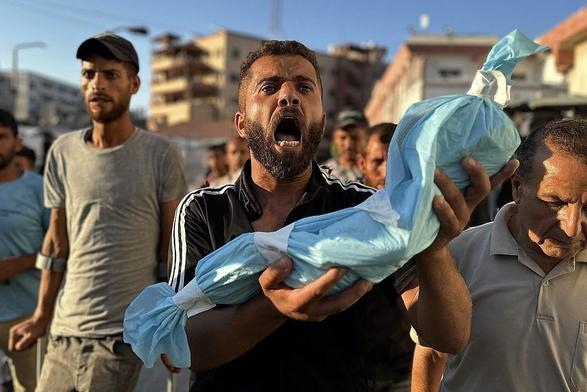 Der Onkel des drei Monate alten Fadi Al-Najjar hält seinen Leichnam in den Armen, nachdem dieser im Nasser Medical Complex in Khan Yunis im Gazastreifen an Unterernährung gestorben ist
Foto: Doaa Albaz/Activestills 19. Juli 2025.