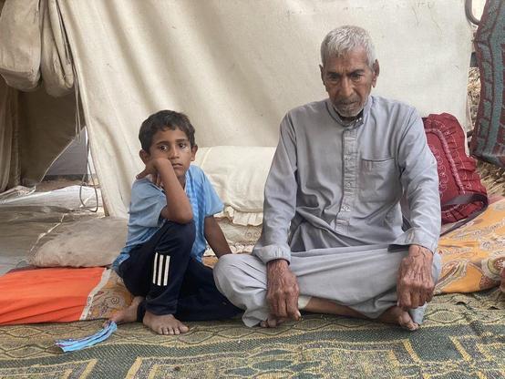 Abdullah Abu Jalilah, 82, mit seinem Enkel Adam, 6, in einem provisorischen Zelt im Stadtteil Al-Saraya im Zentrum von Gaza-Stadt
Foto: Ahmed Ahmed, 18. Juli 2025