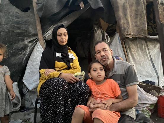 Wissal Marouf und ihre Familie vor ihrem Zelt im Al-Yarmouk-Stadion im Zentrum von Gaza-Stadt
Foto: Ahmed Ahmed, 19. Juli 2025