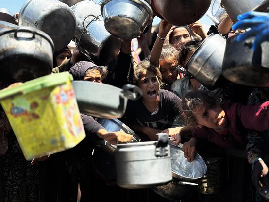Palästinenser stehen am 21. Juni 2025 in Khan Yunis im südlichen Gazastreifen vor der Tekiyat Al-Saada (Solidaritätsküche) an, um Essen zu bekommen.
Foto: Doaa Albaz/Activestills