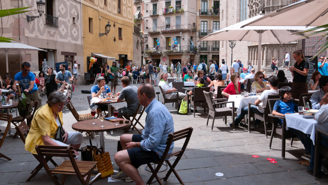 El sector turístic cada cop s'acosta més a la indústria i els cambrers són majoritaris (iStock)