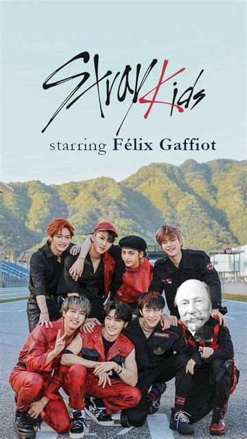 Photo montrant le groupe musical des Stray Kids prenant la pose façon photo de classe, souriants, sur fond de paysage de montagnes herbeuses. L'un des visages a été remplacé par celui de Félix Gaffiot (en noir et blanc alors que le reste est en couleurs). Le texte dit : Stray Kids starring Félix Gaffiot.