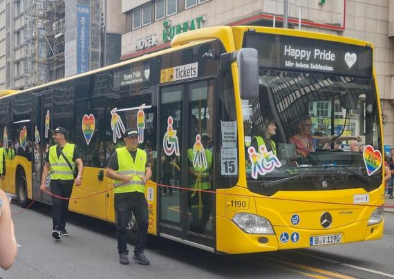 BVG-Bus im Demozug nimmt Erschöpfte mit