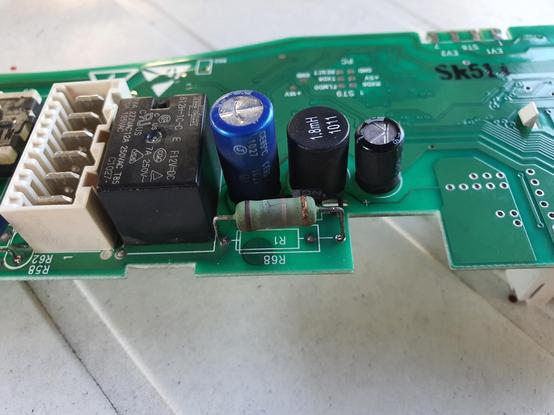 Imaxe dunha placa de control dunha lavadora onde se ve unha resistencia agrietada, coas bandas de cor xa moi esvaídas.