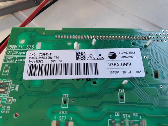 Imaxe da etiqueta identificativa da placa de control da lavadora, onde entre outras cousas pódese apreciar que o modelo é V3FA-UNIV.