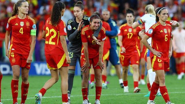 Cares llargues de les futbolistes de la selecció espanyola després de perdre la final de l'Eurocopa als penals (Reuters)