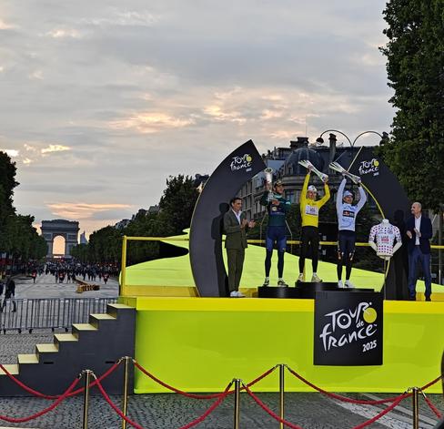 Podium du Tour de France 2025 avec les maillots distinctifs