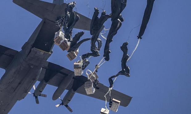La Fuerza Aérea de Emiratos Árabes Unidos lanza ayuda humanitaria desde el aire sobre el norte de la Franja de Gaza, este domingo. (MOHAMMED SABER / EFE)