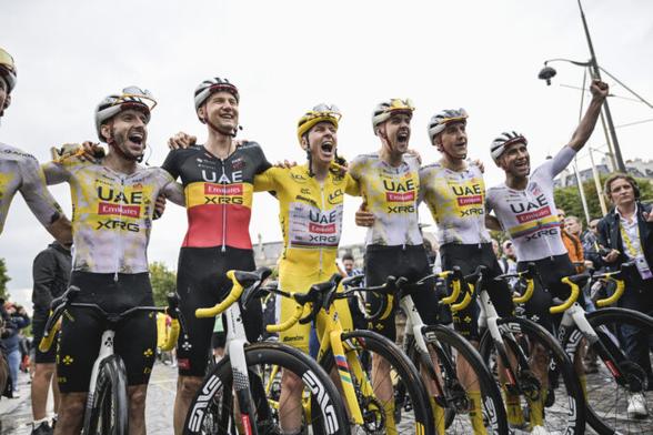 L'équipe UAE Team Emirates XRG autour du maillot jaune Tadej Pogacar, après l'arrivée de la 21e étape du Tour de France, le 27 juillet 2025. - Photo : ASO/Charly Lopez