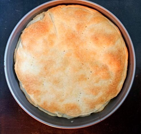 Die fertige Tarte in der Tortenform schön goldbraun gebacken.