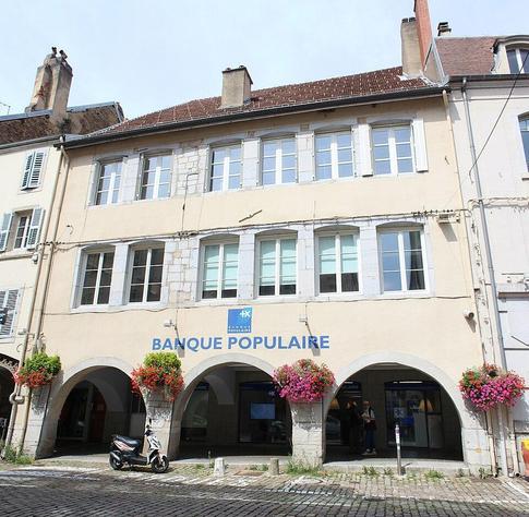 Maison à #LonsleSaunier (#Jura) Construction 4e quart XVIIe siècle, XVIIIe siècle. Façade : inscription par arrêté du 2 décembre 1926.
Suite 👉 https://monumentum.fr/monument-historique/pa00101918/lons-le-saunier-maison
#Patrimoine #MonumentHistorique
Photo CC-BY-SA 4.0 : Chabe01