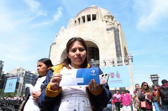 Mujer con tarjeta de apoyo social