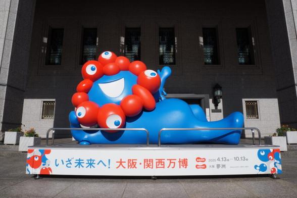 大阪市役所前のねそべりミャクミャク像、万博会場“西の果て”へお引っ越し。7月30日から - トラベル Watch