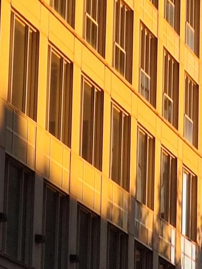 À l’heure où le soleil frappait avec force l’édifice. Un effet plutôt plaisant.
© 2025, Chartrand Saint-Louis, photographie
