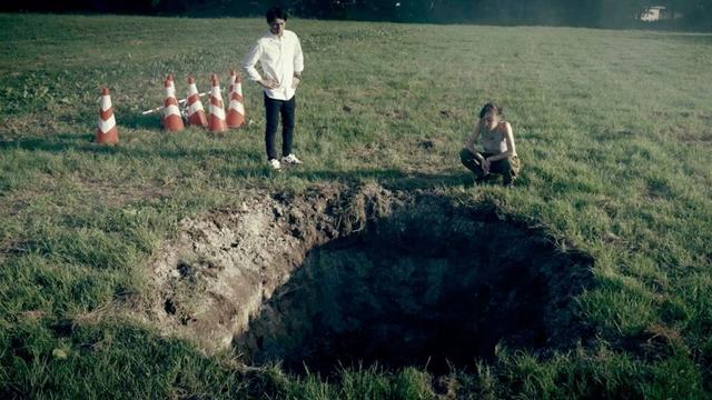 最愛の息子を助けるため謎の「穴」へ入る事を決意／映画『男神』本編映像