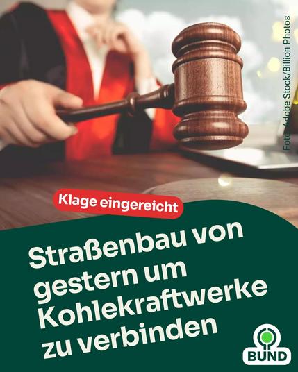 Ein Richter in schwarzer und roter Robe schlägt mit einem Holzhammer auf den Tisch. Im Vordergrund steht der Text „Klage eingereicht – Straßenbau von gestern um Kohlekraftwerke zu verbinden“. Unten rechts ist das Logo des Umweltverbands BUND zu sehen.
