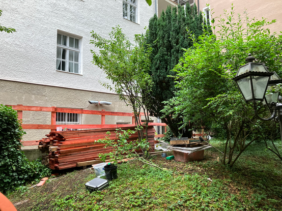 Erste Baumaßnahmen starten: Verschalung des hinteren Gehweges in der Lindenschmitstraße 25