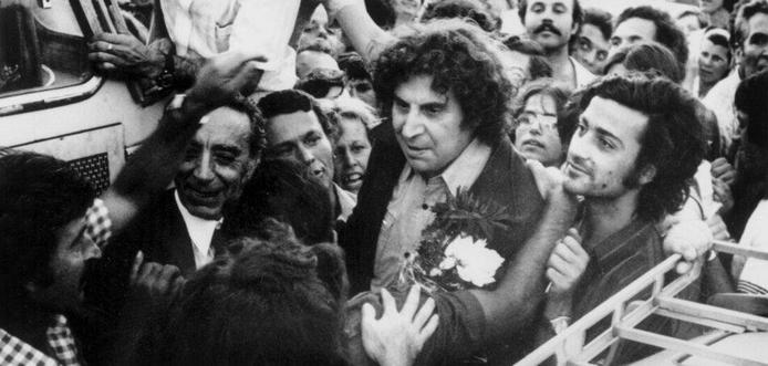 Gefeierter Rückkehrer aus dem Exil – Mikis Theodorakis kommt am 30. Juli 1974 in Athen an