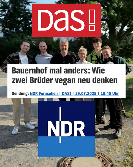 Das Bild zeigt eine Gruppe von sechs Personen, die vor einem ländlichen Hintergrund stehen und in die Kamera lächeln. Über dem Bild ist ein Text mit der Überschrift "Bauernhof mal anders: Wie zwei Brüder vegan neu denken" zu sehen, was darauf hindeutet, dass es sich um einen Artikel oder eine Sendung handelt, die sich mit einem Bauernhof beschäftigt, der von zwei Brüdern auf vegane Weise neu gedacht wird. Der Text gibt auch an, dass die Sendung am 29. Juli 2025 um 18:45 Uhr auf NDR Fernsehen ausgestrahlt wird. Das Logo "DAS!" ist in der oberen linken Ecke des Bildes sichtbar, was darauf hinweist, dass es sich um eine Sendung oder einen Beitrag des NDR-Magazins "DAS!" handelt. Das NDR-Logo ist ebenfalls im Bild zu sehen.