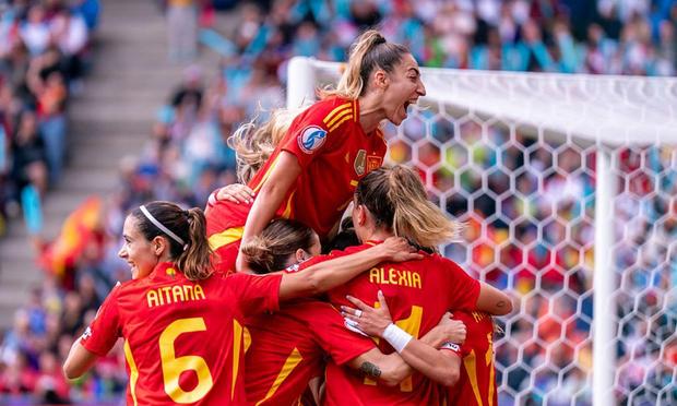 La selección hace piña para celebrar el gol a Inglaterra (Sports Press Photo vía getty images)