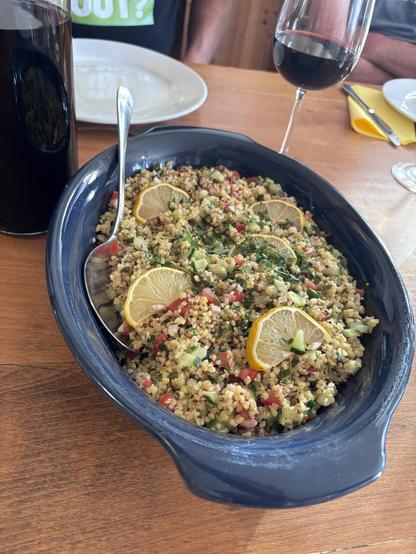 Een schotel met quinoasalade.