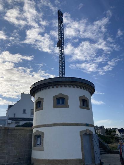 Photo of the mat fenoux, a tound small building (like a wind mill) with a mast and signaling mecanism on top.