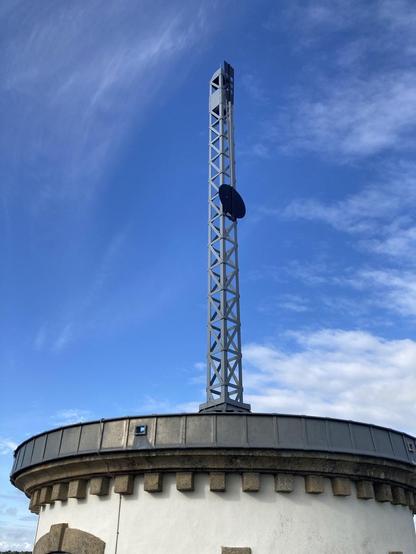 Photo of just the mast and mecanism.