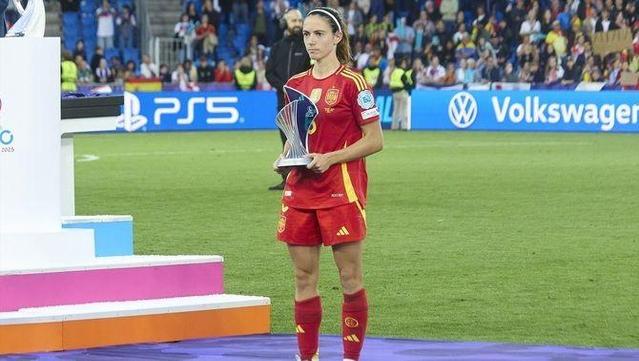 Aitana rep l'MVP de l'Eurocopa 2025 amb posat seriós (AFP7 / Europa)
