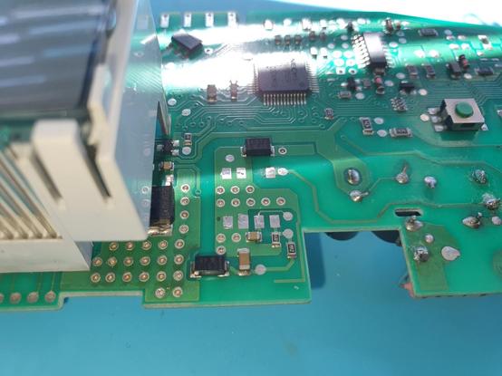 Imaxe da placa de control da lavadora, co regulador desmontado. Vense os pads onde estaba soldado o compoñente.