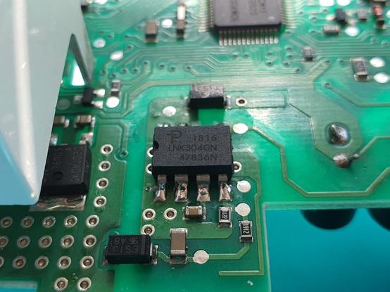 Imaxe da placa de control da lavadora co novo regulador soldado.