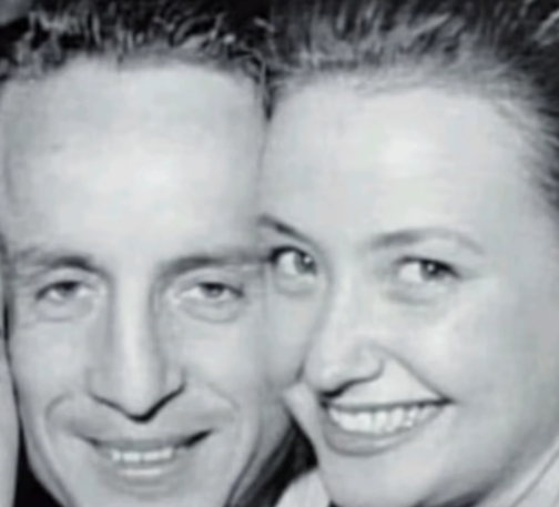 Retrato en blanco y negro de dos personas sonriendo, con una expresión de complicidad y felicidad.