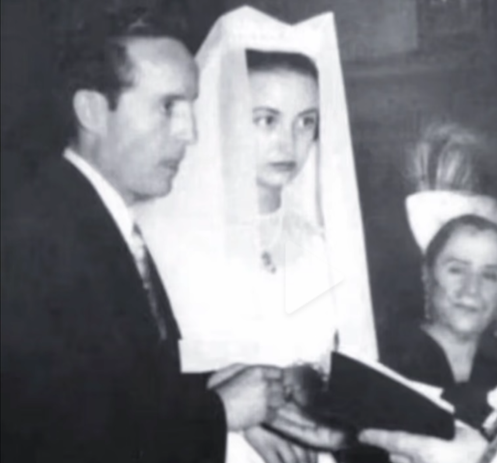 Roberto Gómez Bolaños y Graciela Fernández, en un momento de su ceremonia de boda, con ella vestida de novia y él sosteniendo un libro.
