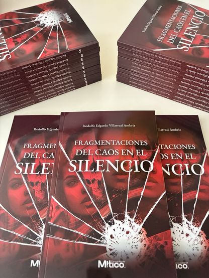 Varias copias apiladas de mi primer libro «Fragmentaciones del caos en el silencio».
