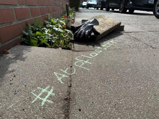 #Abpflastern-Schriftzug auf Betonplatten vor frisch begrüntem Teilstück und 2 daneben liegenden Betonplatten. Foto: ©lokalkraft Hamburg