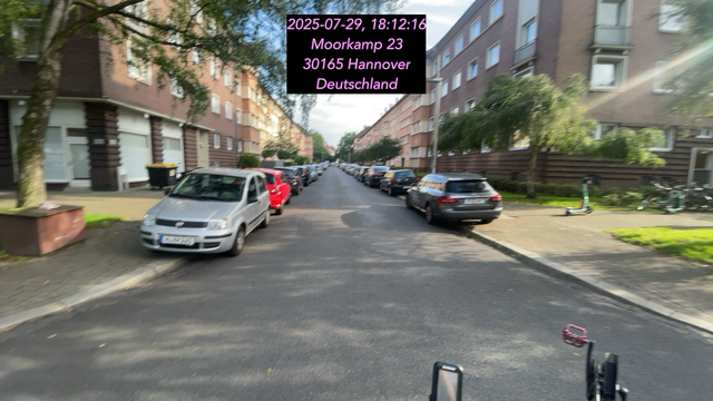 Gleichzeitiger!& Gegenläufig Verkehr nicht , der Fußgänger muss um adie Stehzeuge laufen- Hier könnten auch Bäume gegen eine  Überhitzung in urbanen Räumen stehen
