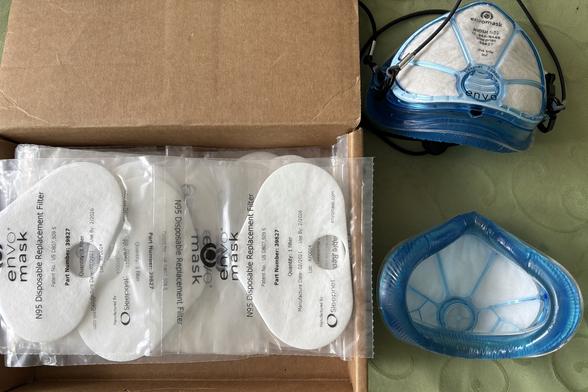 Links Box mit neuen FFP2-Filtern , rechts zwei Envo-Masken.