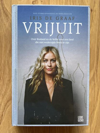 voorkant van het boek met een foto van Iris zelf