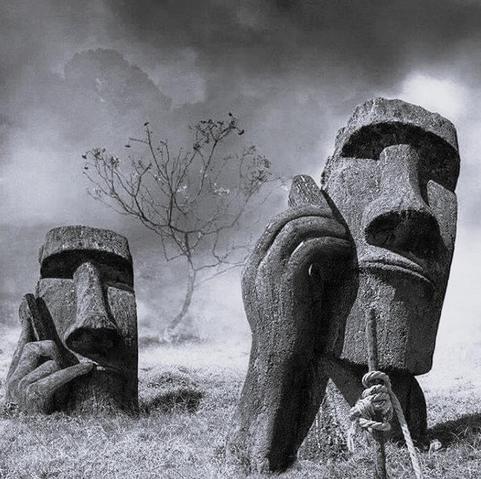 Due statue Moai che parlano al telefono