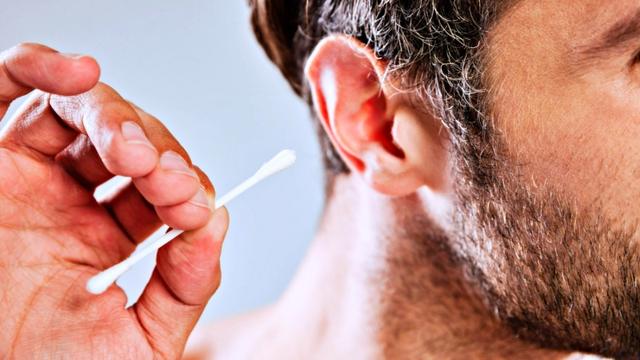 Uso incorreto de cotonetes pode causar infecções, lesões no ouvido e até perda auditiva: especialista oferece dicas sobre manuseio correto das hastes flexíveis na limpeza do ouvido