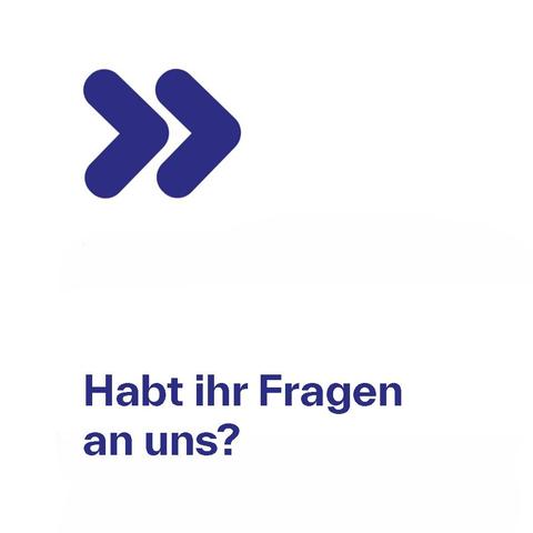 Links oben sind zwei blaue Pfeile auf weißem Grund, unten steht der Text: habt Ihr Fragen an uns?